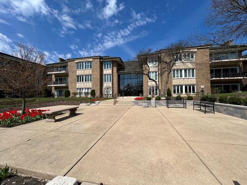 a105-1 Oak Brook Club Dr, Oak Brook, IL, 60523-1321 | Card Image