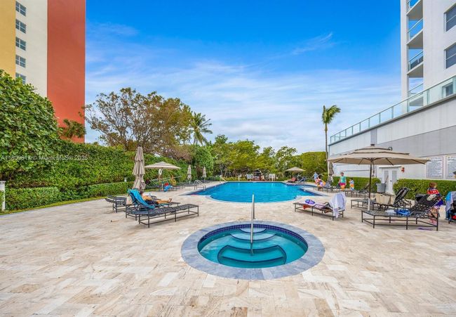 APT-401 - 17050 N Bay Rd, Condo with 2 bedrooms, 2 bathrooms and null parking in Sunny Isles Beach FL | Image 4