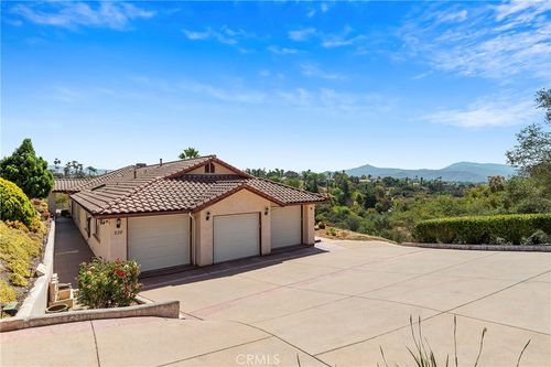 228 Vista Grande Gln, Escondido, CA, 92025-7031 | Card Image