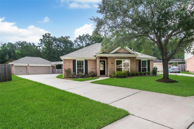 The detached 3 car garage (with additional storage) and extra long driveway gives you plenty of parking and storage space for families with multiple vehicles. | Image 30