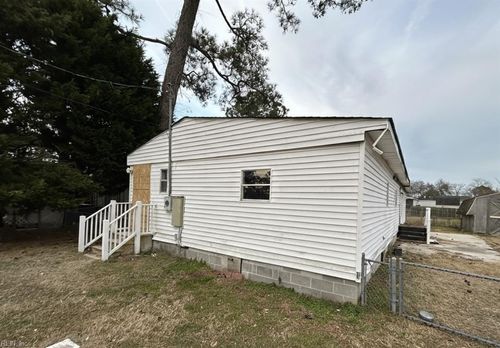 8111 Leo Ln, CHINCOTEAGUE ISLAND, VA, 23336-1303 | Card Image