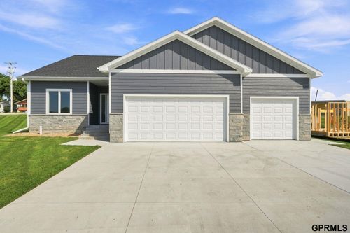 550 Southridge Dr, Milford, NE, 68405-8479 | Card Image