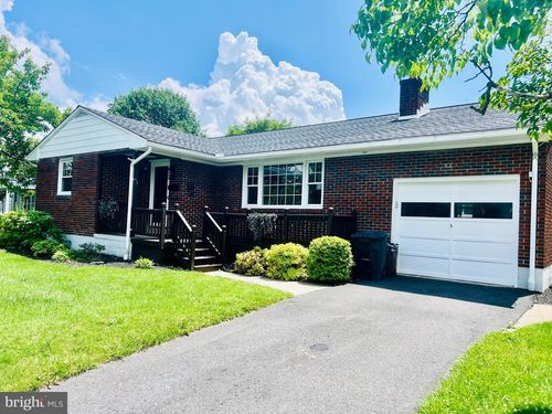 818 W Station Ave, COOPERSBURG, PA, 18036-1933 | Card Image