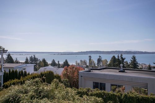 15662 Semiahmoo Ave, White Rock, BC, V4B1V4 | Card Image