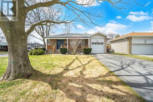 2 Thicket Rd, Etobicoke, ON, M9C2T3 | Card Image