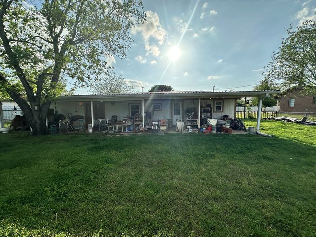 Rear view of house and covered patio | Image 21
