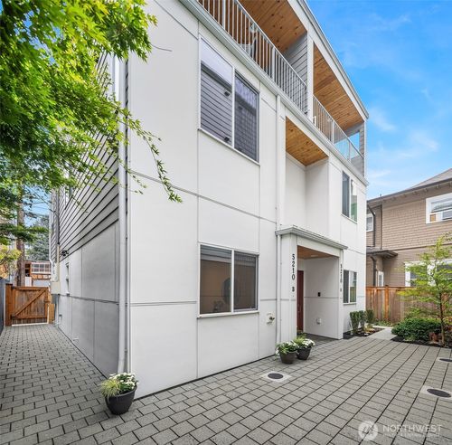5210 Brooklyn Ave Ne, Seattle, WA, 98105 | Card Image