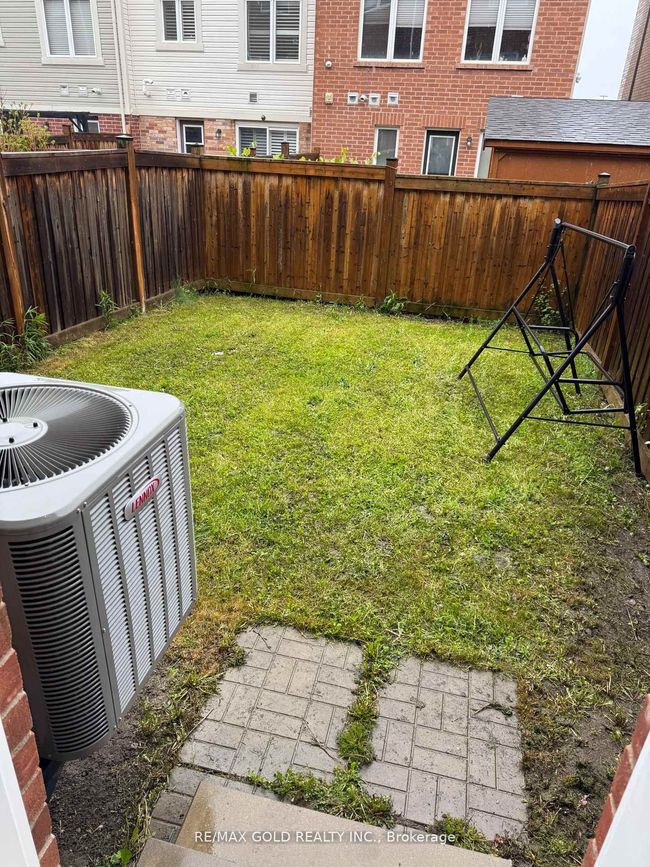 13 Viewforth Rd, House attached with 4 bedrooms, 2 bathrooms and 1 parking in Brampton ON | Image 12