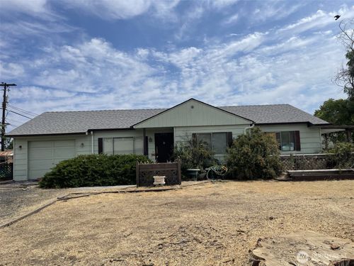 802 Lindberg Ln, Moses Lake, WA, 98837-3151 | Card Image