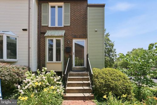 975 S Taylor Street, Arlington, VA, 22204 | Card Image