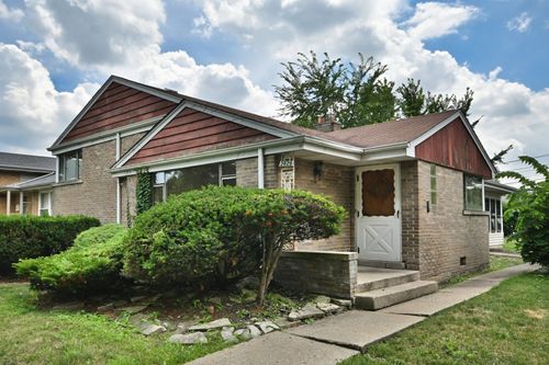 3829 W Chase Ave, Lincolnwood, IL, 60712-1001 | Card Image