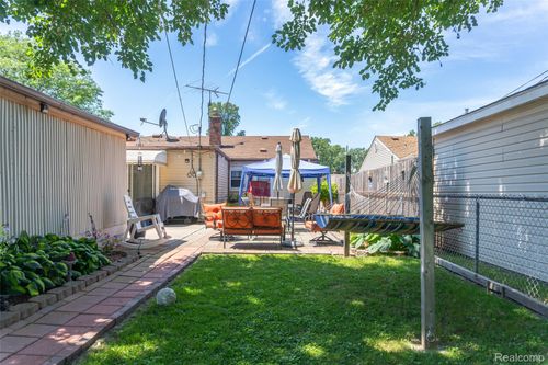 19130 Wall St, Melvindale, MI, 48122-1858 | Card Image