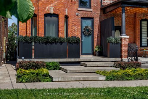 17 Lakeview Ave, Toronto, ON, M6J3B2 | Card Image