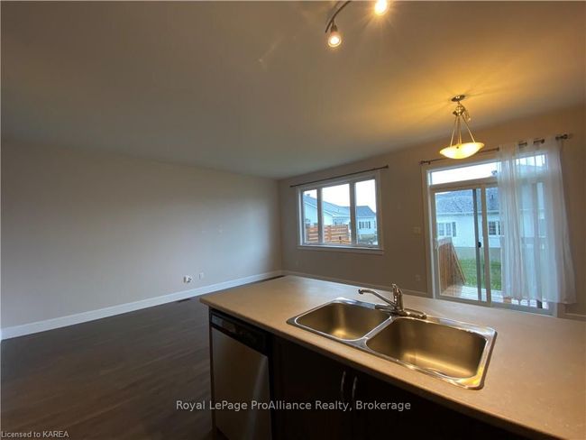 201 Pratt Dr, House attached with 3 bedrooms, 2 bathrooms and 3 parking in Amherstview ON | Image 18