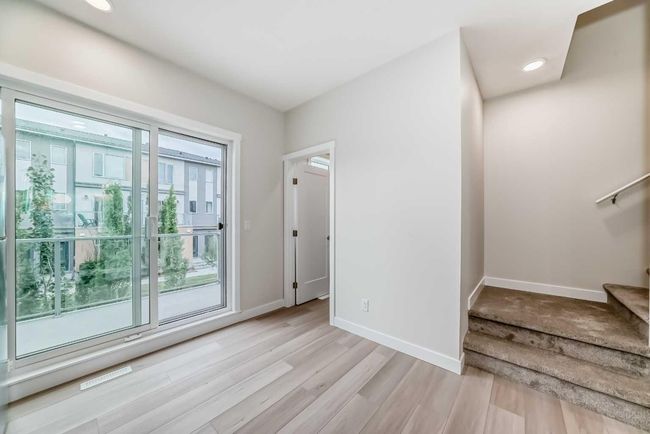 214 Shawnee Square Sw, Townhouse with 2 bedrooms, 3 bathrooms and 3 parking in Calgary AB | Image 7