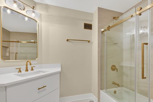 20d-5801 N Sheridan Road, Chicago, IL, 60660 | Card Image