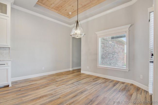 Dining area/ eating nook. | Image 18