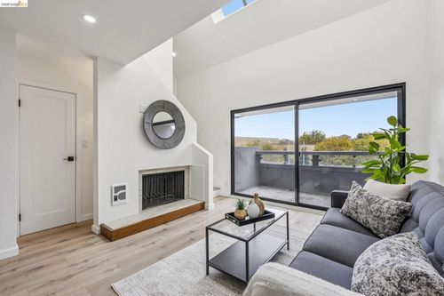 207-7 Embarcadero W, Oakland, CA, 94607-4562 | Card Image