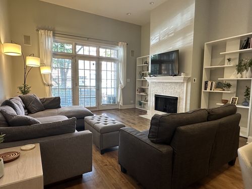 1s-1931 N Damen Ave, Chicago, IL, 60647-6506 | Card Image