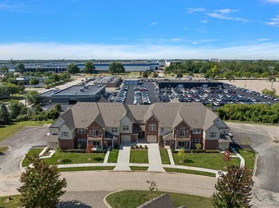 8310 Heywood Circle, Condo with 2 bedrooms, 2 bathrooms and null parking in Sterling Heights MI | Image 3