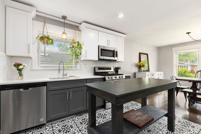 10830 S Tripp Ave, House other with 3 bedrooms, 2 bathrooms and 2 parking in Oak Lawn IL | Image 10