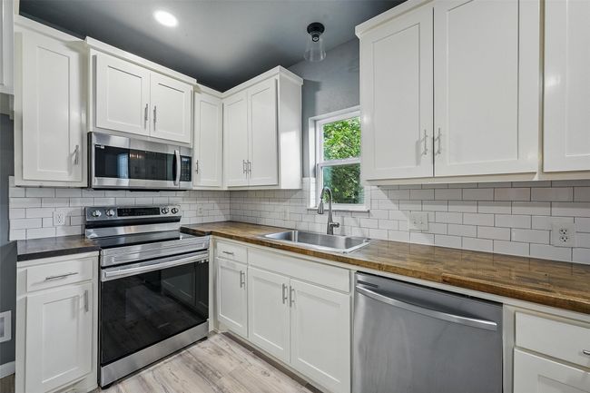 906 S Willow St, House other with 3 bedrooms, 2 bathrooms and null parking in Sherman TX | Image 14