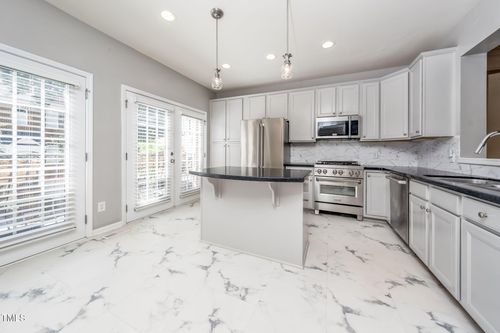 2512 Blooming St, Raleigh, NC, 27612-6067 | Card Image