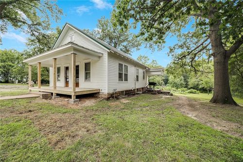 715 Pine St, Sweet Springs, MO, 65351-1421 | Card Image