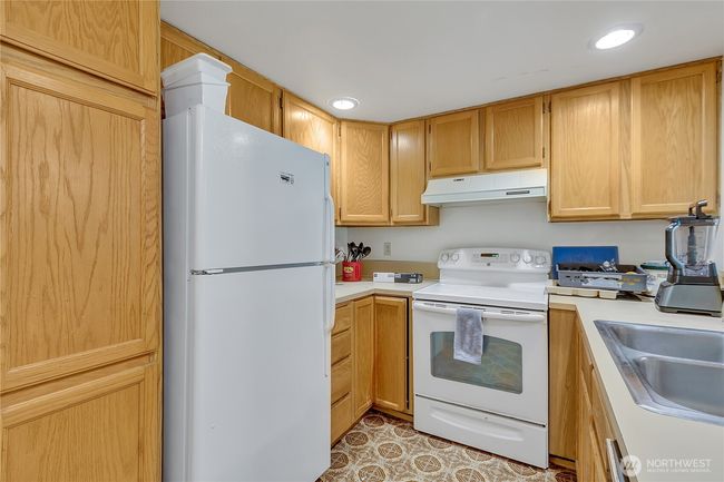 C13 - 122 Sw 166 Th Pl, Condo with 2 bedrooms, 1 bathrooms and 1 parking in Normandy Park WA | Image 5
