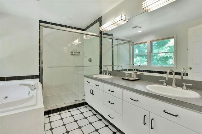 En suite primary bath | Image 18