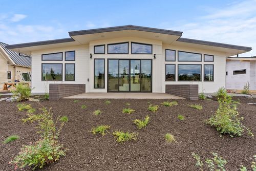 3122 Nw Crossing Dr, Bend, OR, 97703-2369 | Card Image