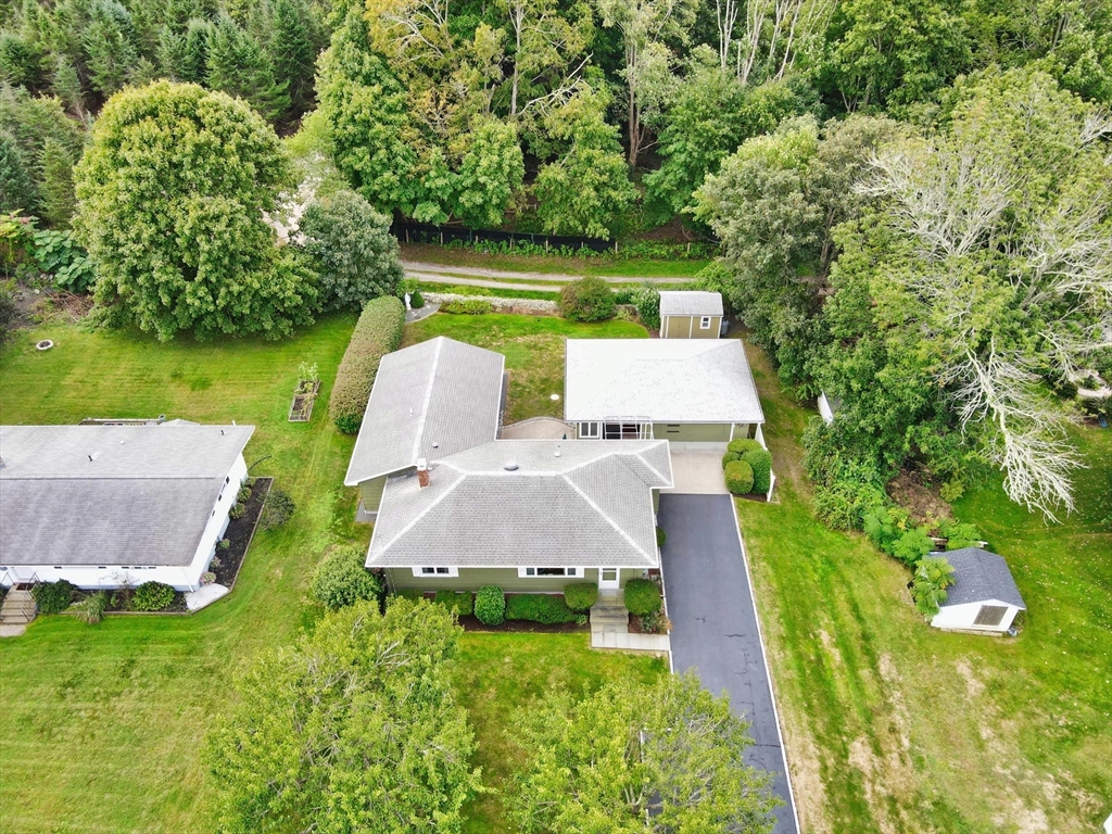 Highland Ct, Tiverton, RI 02878