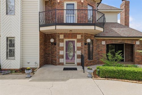 8204 Brownsville Ln, Bethany, OK, 73008-3039 | Card Image