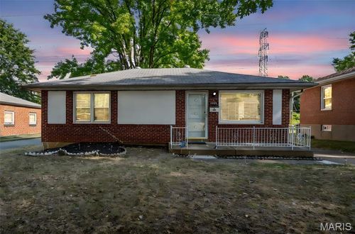 7831 Trenton Ave, University City, MO, 63130-1227 | Card Image