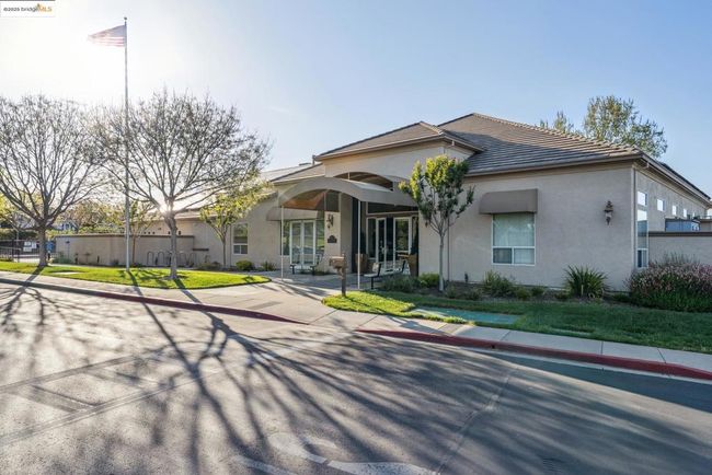 664 Prince Albert Way, Home with 2 bedrooms, 2 bathrooms and 1 parking in Brentwood CA | Image 51