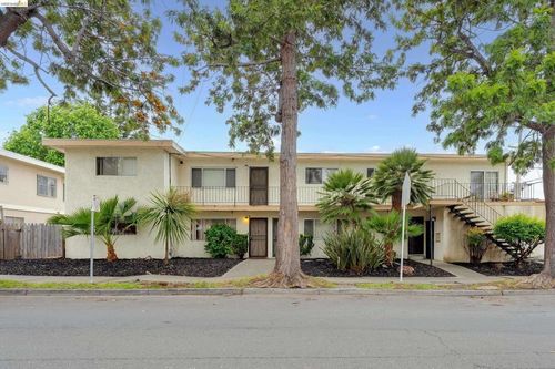 905 E 24th St, Oakland, CA, 94606-2749 | Card Image