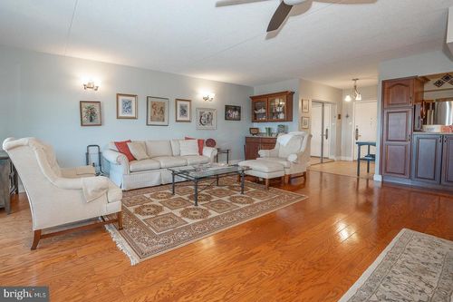 925-20925 Valley Forge Cir, KING OF PRUSSIA, PA, 19406-1195 | Card Image