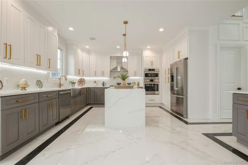 17 East Ave, Hicksville, NY, 11801-4710 | Card Image