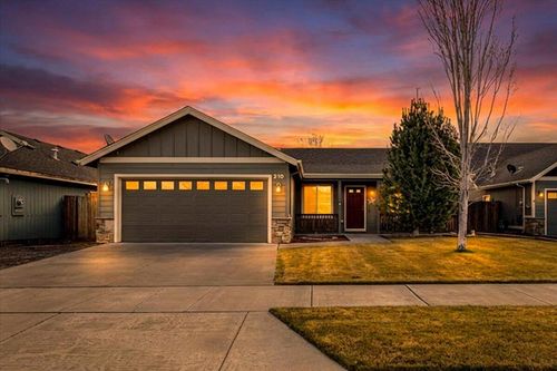 210 Nw 27th Ct, Redmond, OR, 97756-7215 | Card Image