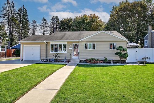 100 Aurora Dr, Warwick, RI, 02889-1804 | Card Image