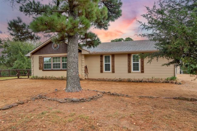 You'll drive up to a circle drive that shows this view of thehome. | Image 5