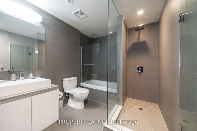 1012 - 111 Bathurst St, Condo with 2 bedrooms, 2 bathrooms and null parking in Toronto ON | Image 26