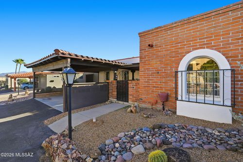 681 W Camino Del Poso, Green Valley, AZ, 85614-2307 | Card Image