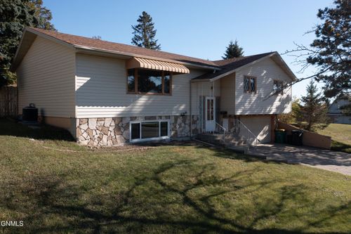 1135 N 26th St, Bismarck, ND, 58501-3026 | Card Image