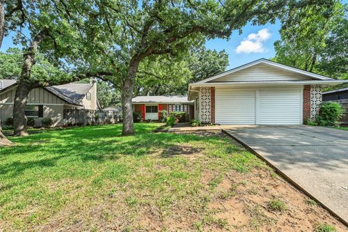 2805 Blackwood Dr, Arlington, TX, 76013-2108 | Card Image