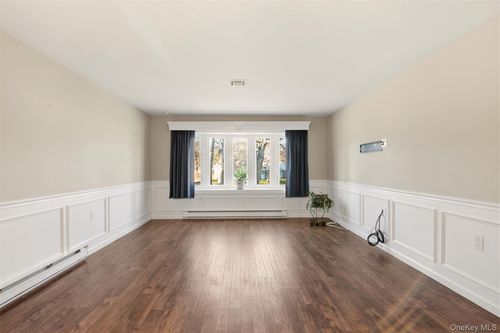 a-360 Woodbridge Dr, Ridge, NY, 11961-8376 | Card Image
