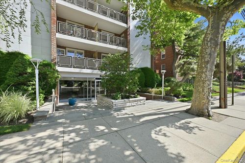 4v-100 Brooklyn Ave, Freeport, NY, 11520-3090 | Card Image