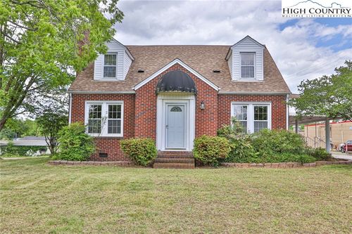 2036 1st Ave Sw, Hickory, NC, 28602-2203 | Card Image
