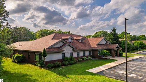 upper-level-5015 N Royal Dr, Traverse City, MI, 49684-9292 | Card Image