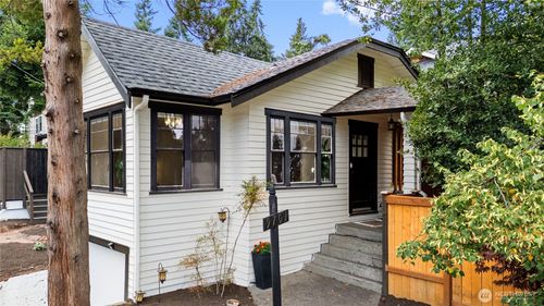 9701 Roosevelt Way Ne, Seattle, WA, 98115-2237 | Card Image